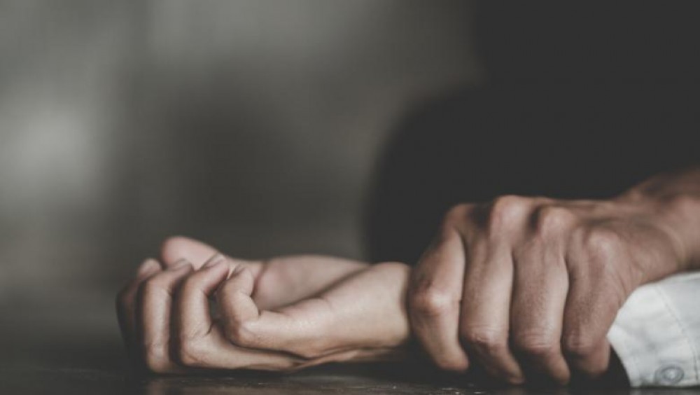 O adolescentă a fost legată de mâini și de picioare, apoi violată de doi bărbați. Cei doi au ademenit-o, promițându-i o doză de vaccin